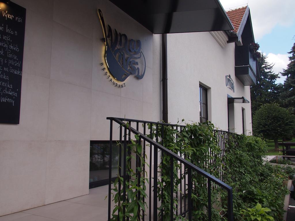 Hotel Restaurant Na Navsi Ricany  المظهر الخارجي الصورة